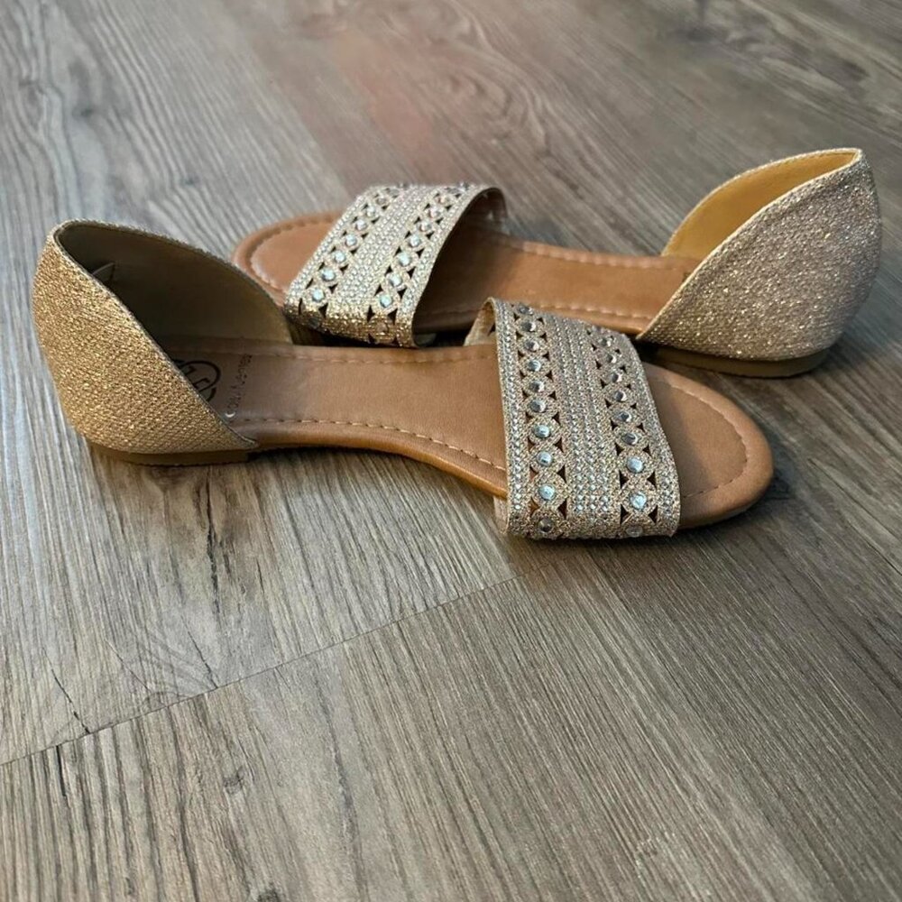 Daisy Fuentes gold glittery rhinestone flat sandals with open toe design.